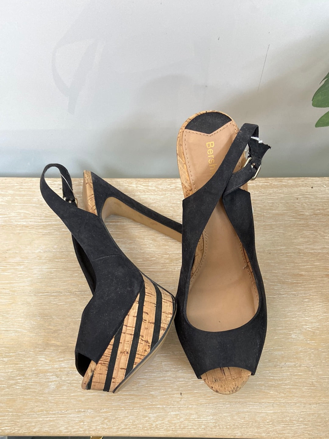 BERSHKA. Plataformas antelina T.40