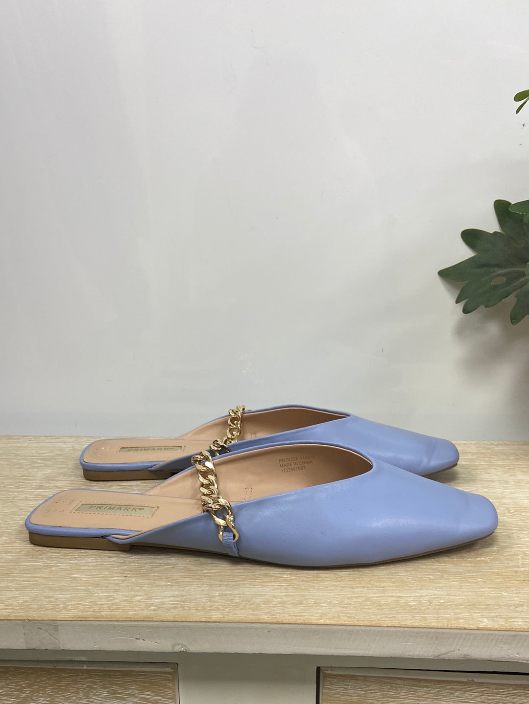 PRIMARK.Mules celestes cadena T.41