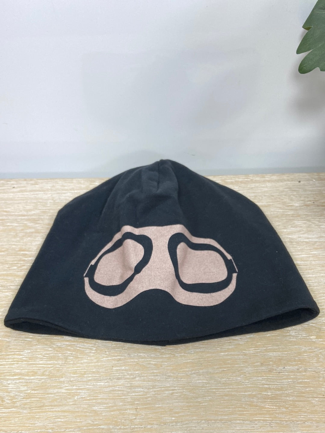 OTHERS. Black hat and glasses