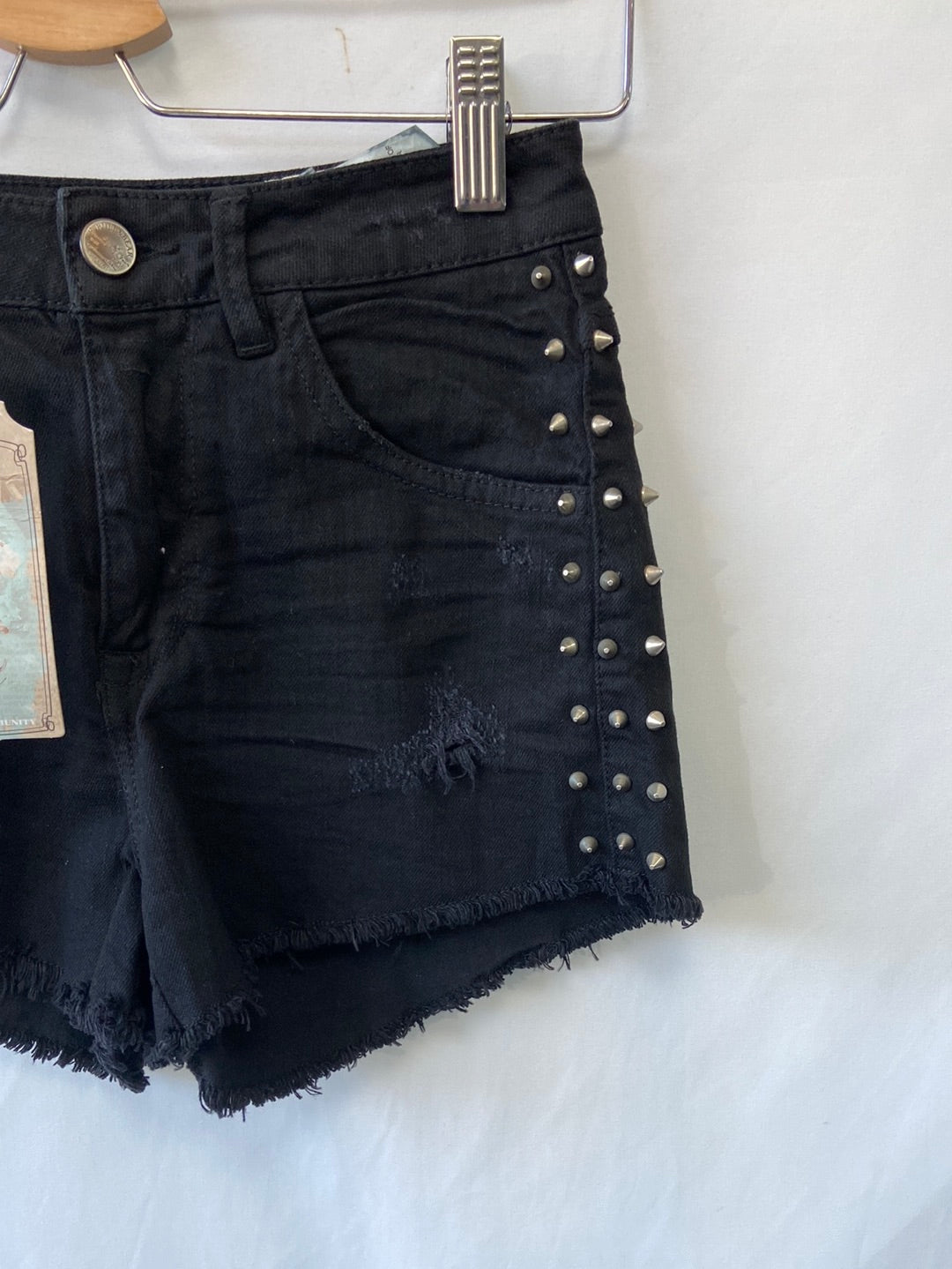 PULL&BEAR. Shorts negros tachuelas T.32