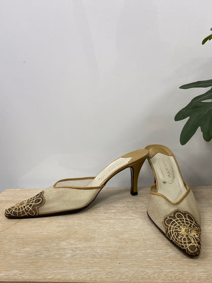 ADAMA.Tacón rejilla dorado T.38