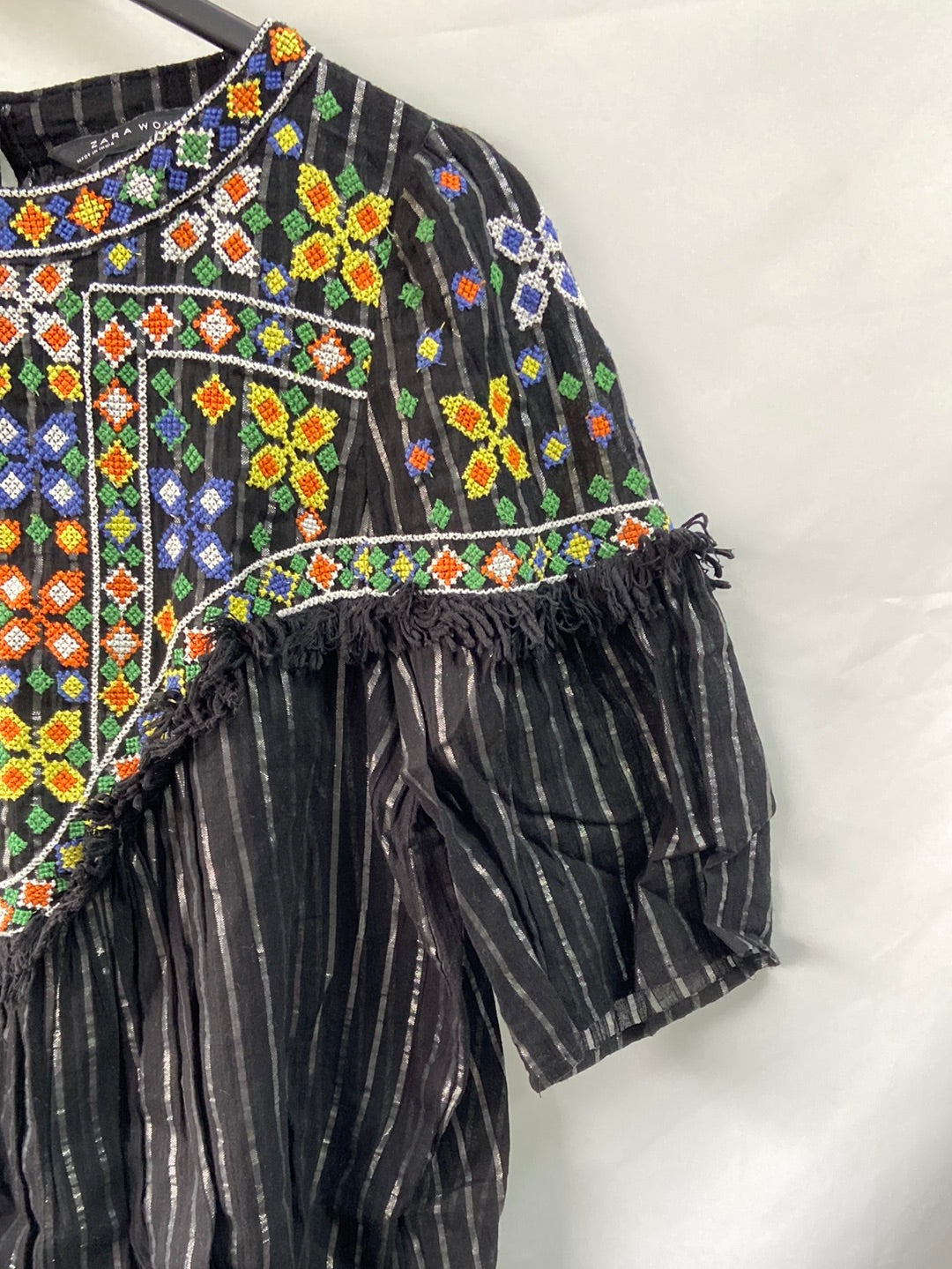 ZARA.Top negro bordado T.XS