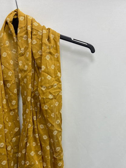 OTRAS. Fular amarillo estampado