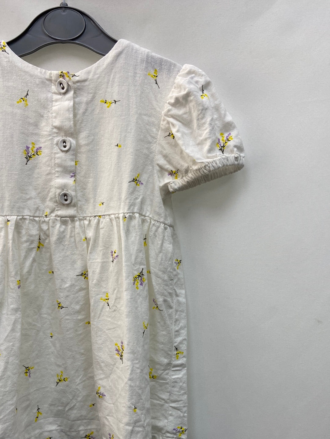 KIABI.Vestido blanco flores T. 18 meses