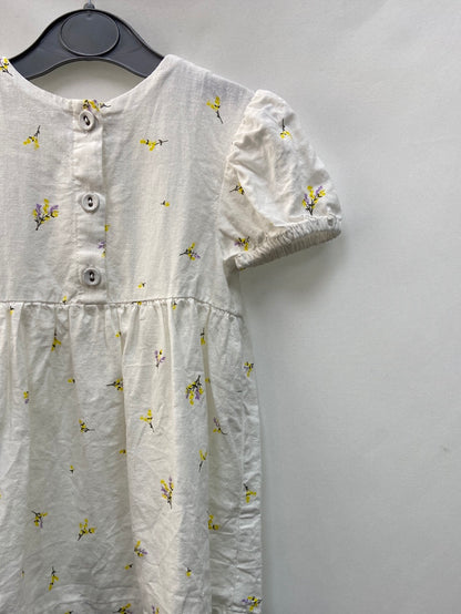 KIABI.Vestido blanco flores T. 18 meses