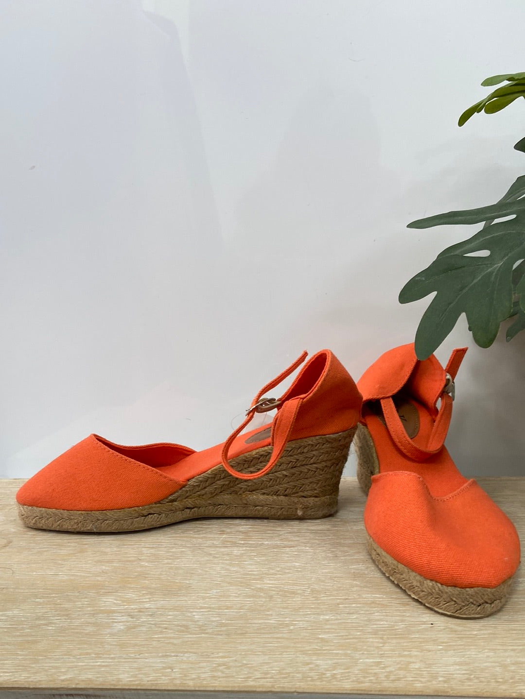TCK.Alpargatas naranjas T.37