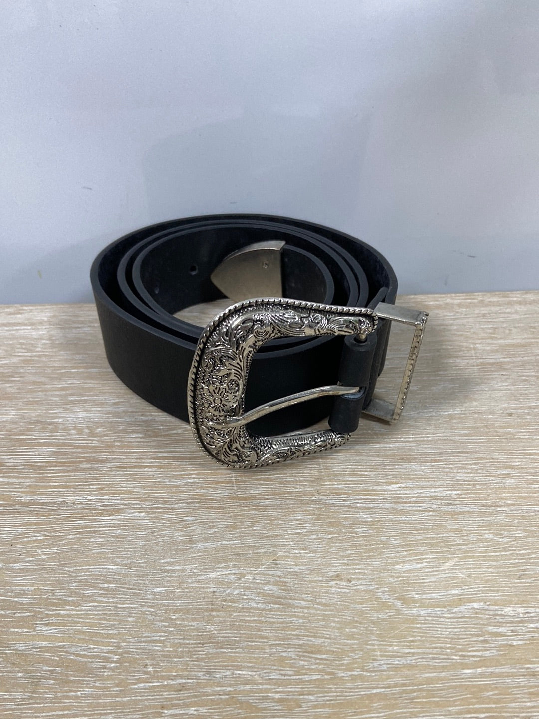 OTRAS.Cinturón hebilla maxi plateada