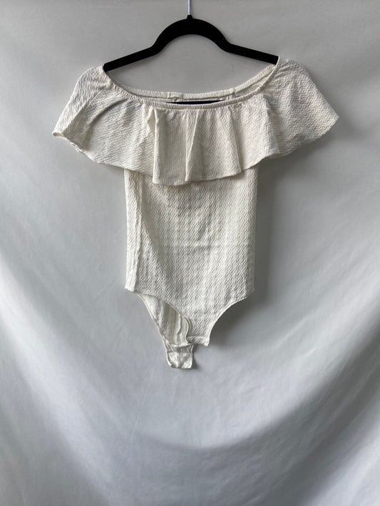 OYSHO.Body blanco textura volante T.s