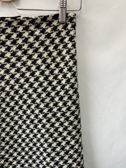 MASSIMO DUTTI. Falda pata de gallo T.36