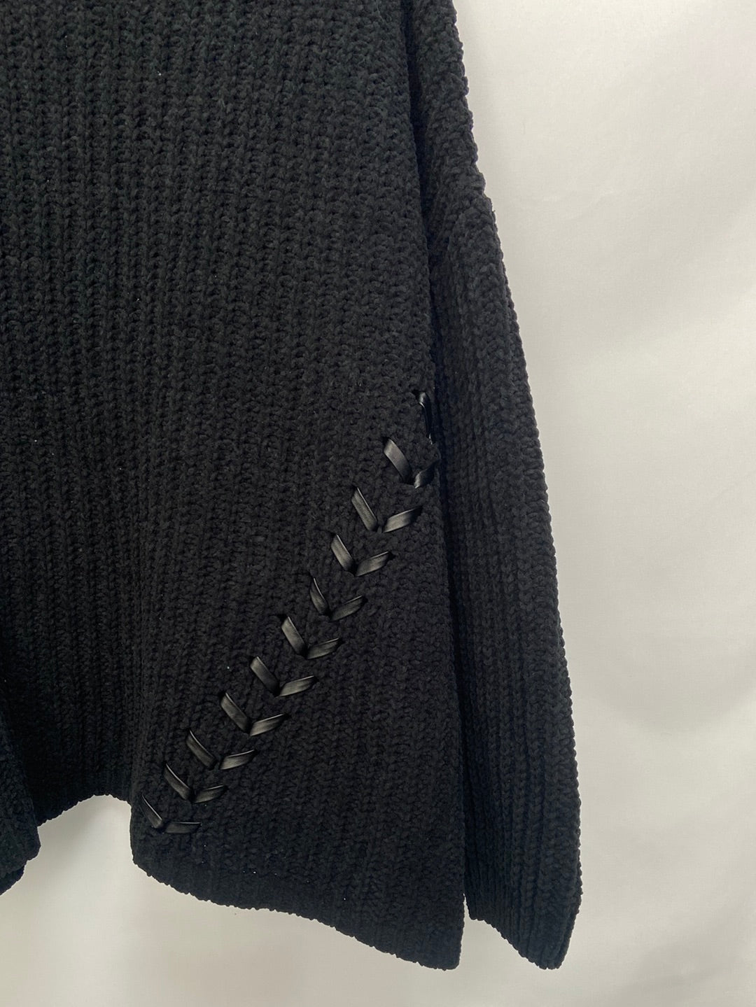 ELLI WHITE.Jersey negro detalle cuerdas polipiel T.S/M