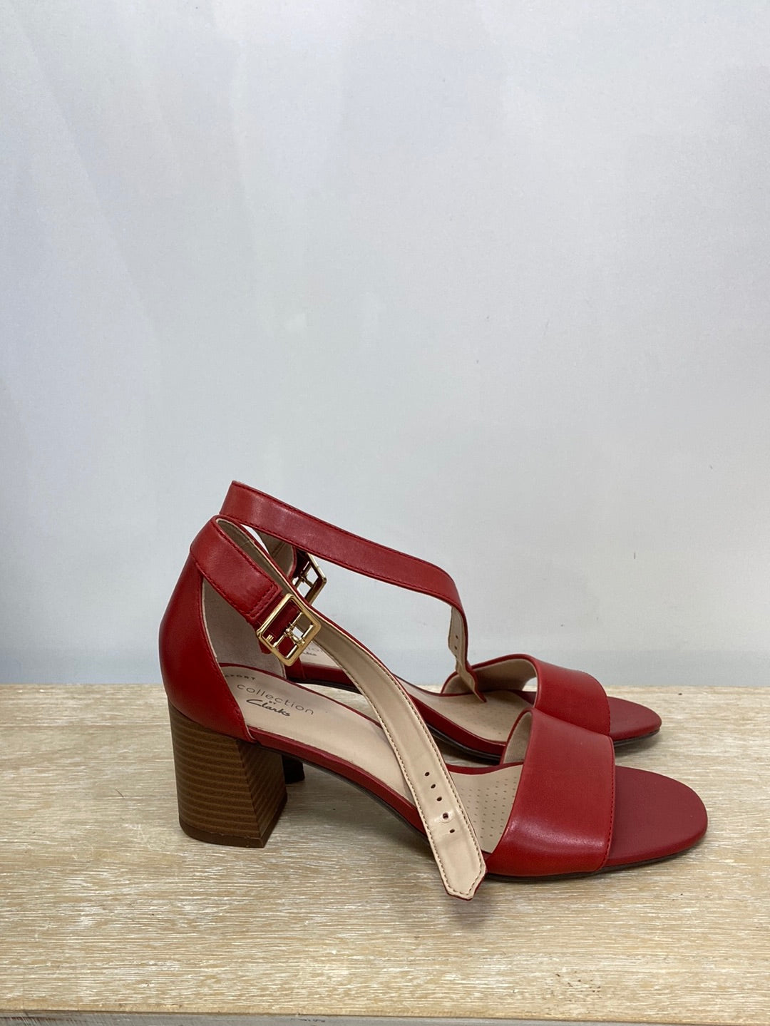 CLARKS. Sandalia piel rojas T.38