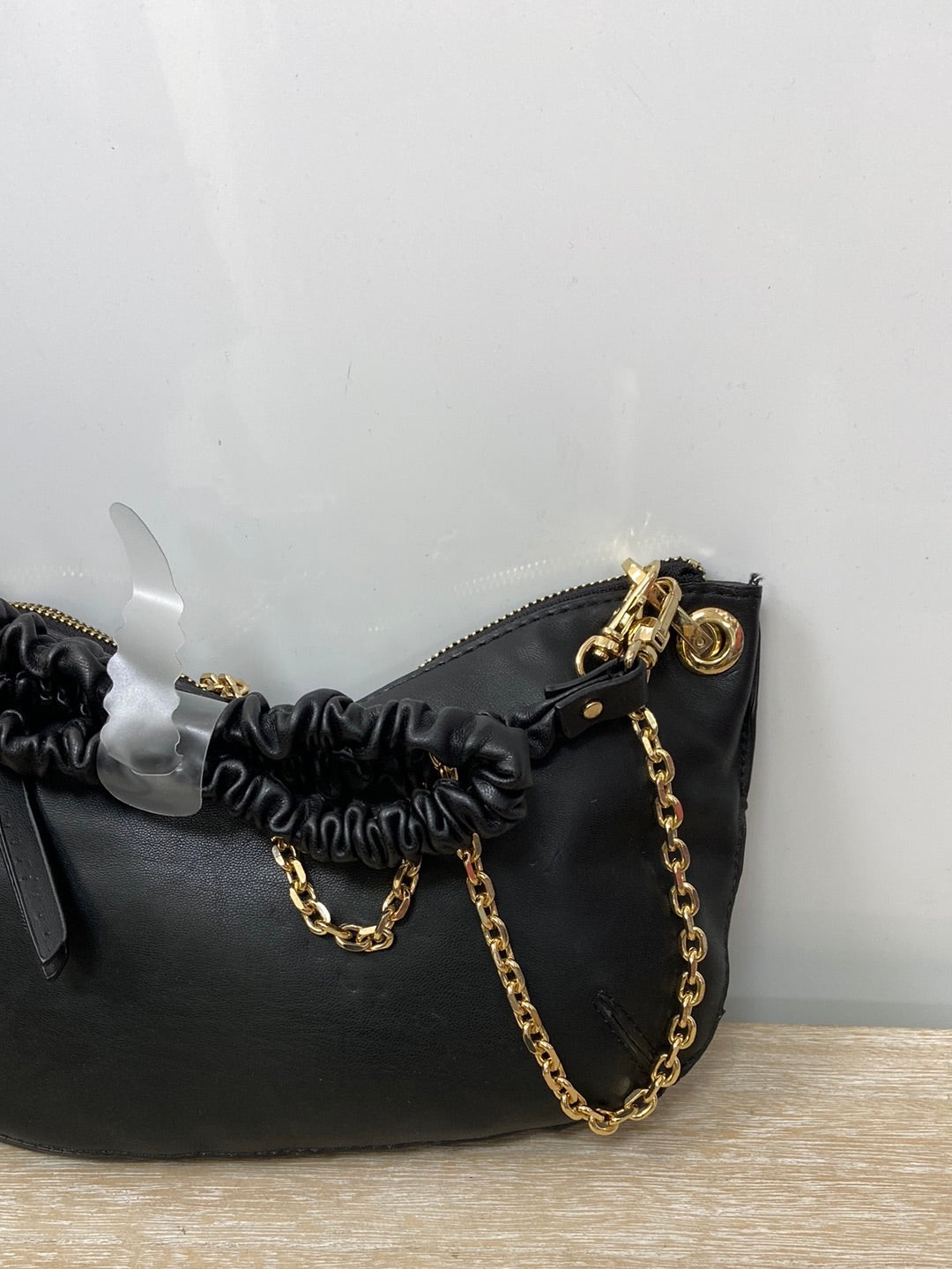 ZARA. bolso negro cadena dorada