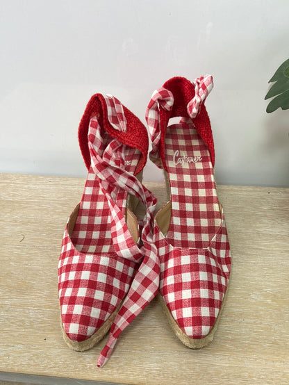 CASTAÑER. Cuñas cuadros vichi rojas T. 38