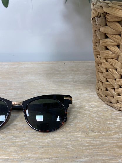 Gafas de sol detalles dorados