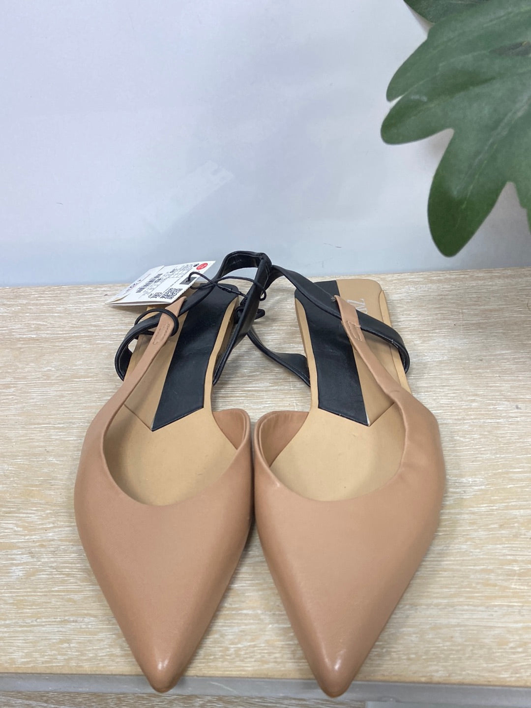 ZARA. Sandalia plana beige pico T.38