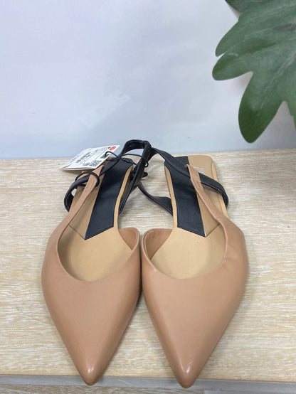 ZARA. Sandalia plana beige pico T.38
