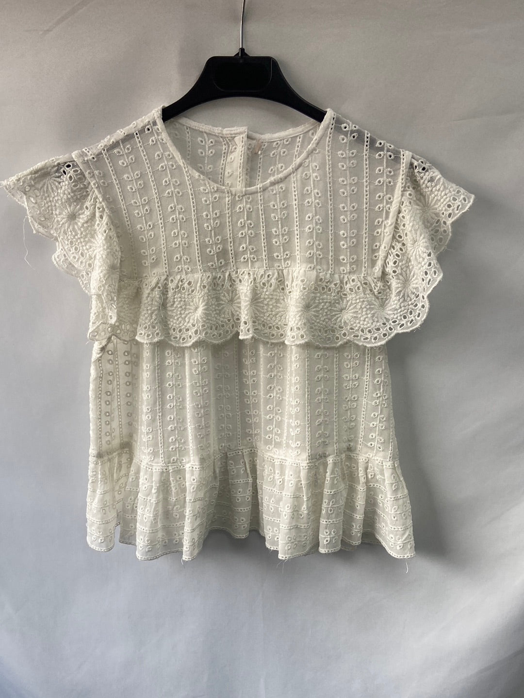 OTRAS.Blusa blanca troquelada T.xs