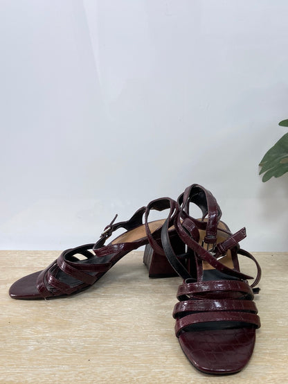 ZARA. Sandalias tacon burdeos serpiente T.36