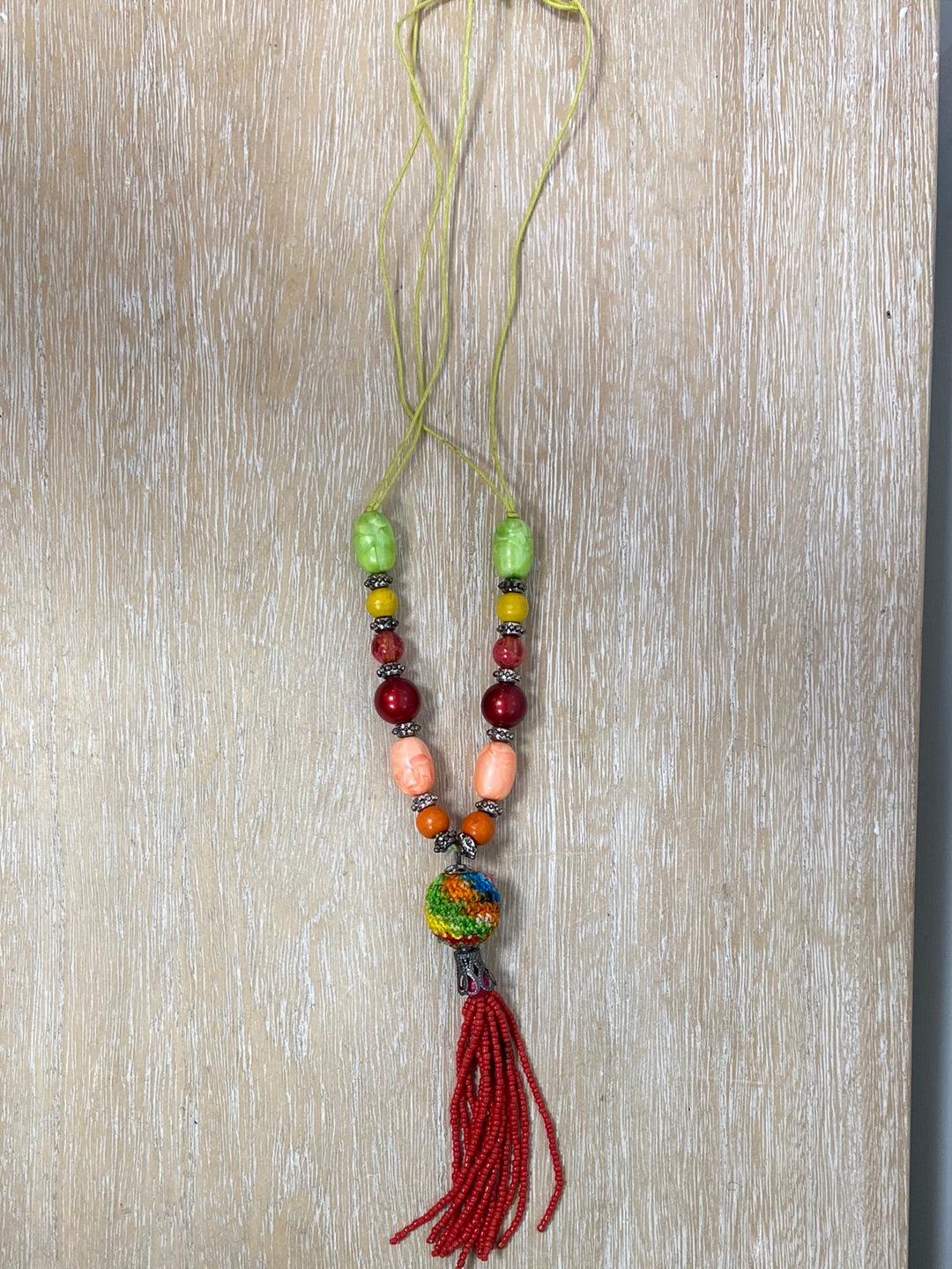 OTRAS.Collar piedras y abalorios flecos