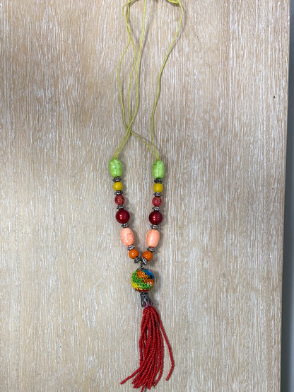 OTRAS.Collar piedras y abalorios flecos