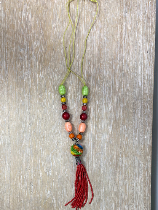 OTRAS.Collar piedras y abalorios flecos