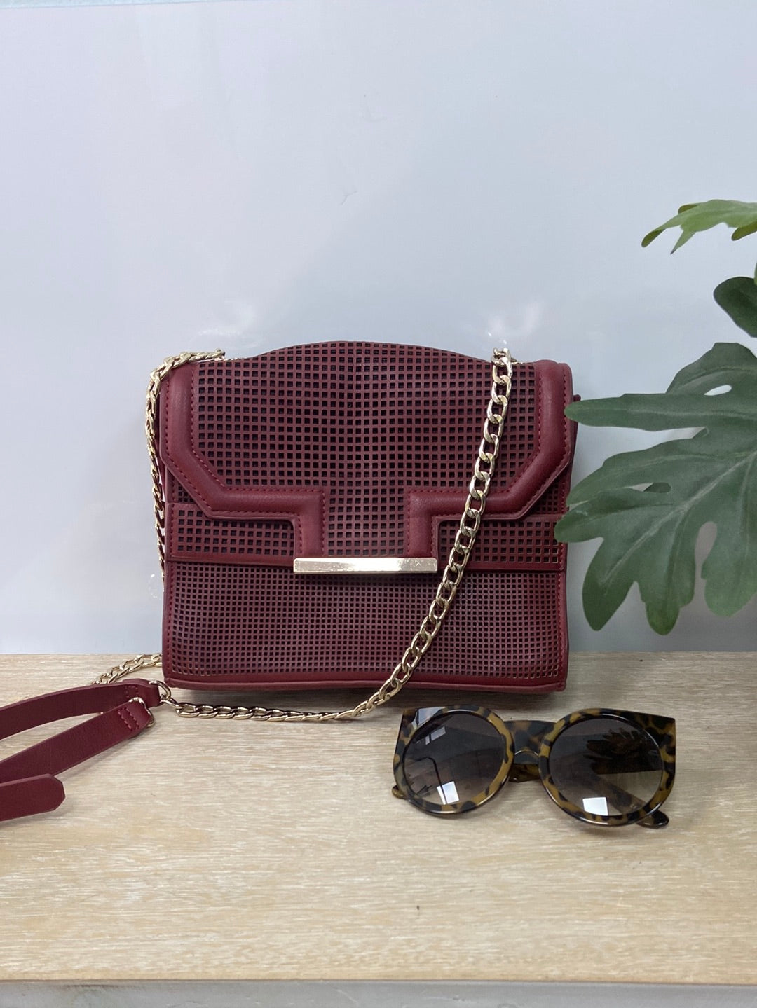 ZARA. Bolso burdeos rejilla