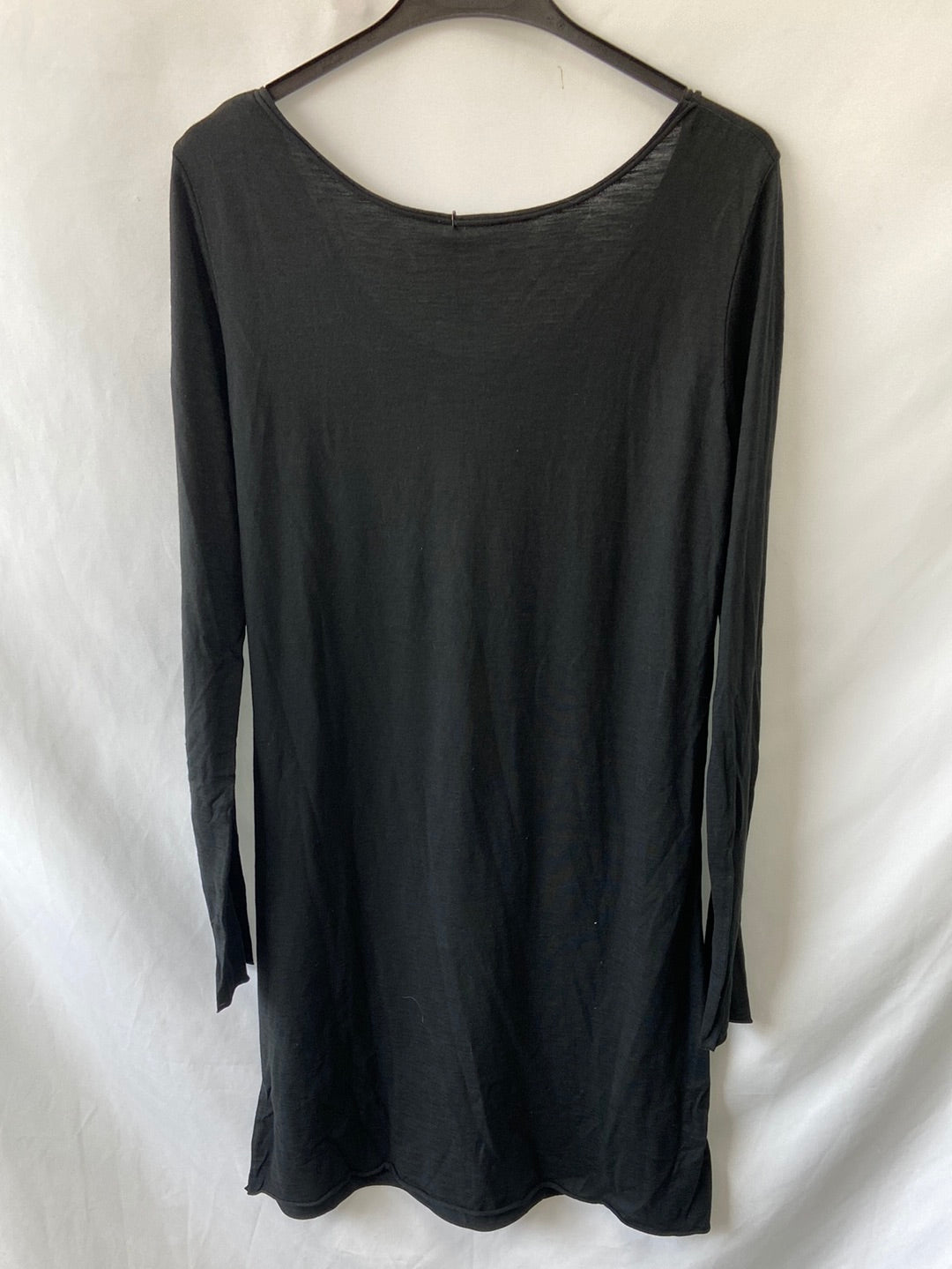 THE AMITY COMPANY.Vestido negro estilo camiseta Tu (m)