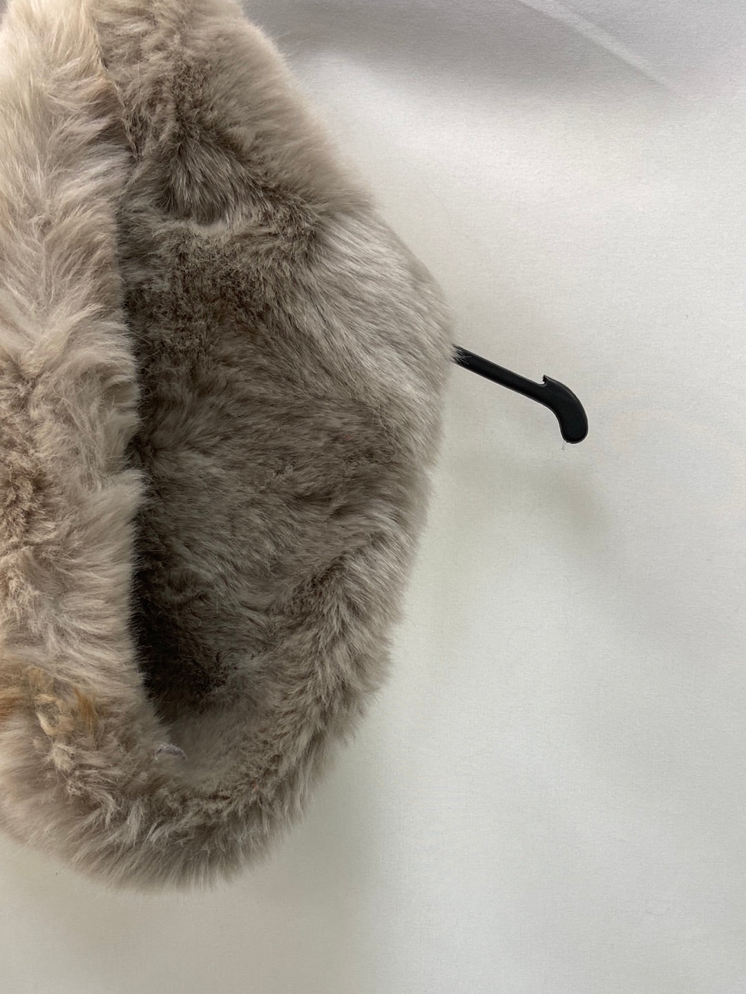 WHITE LABEL. Cuello de pelo beige