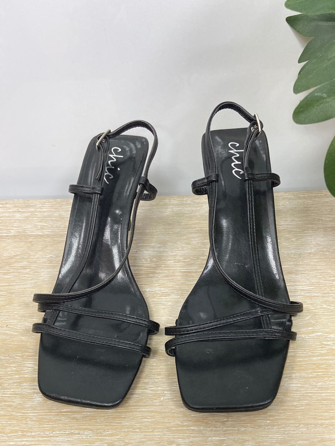 CHIC. Sandalia negra T.38