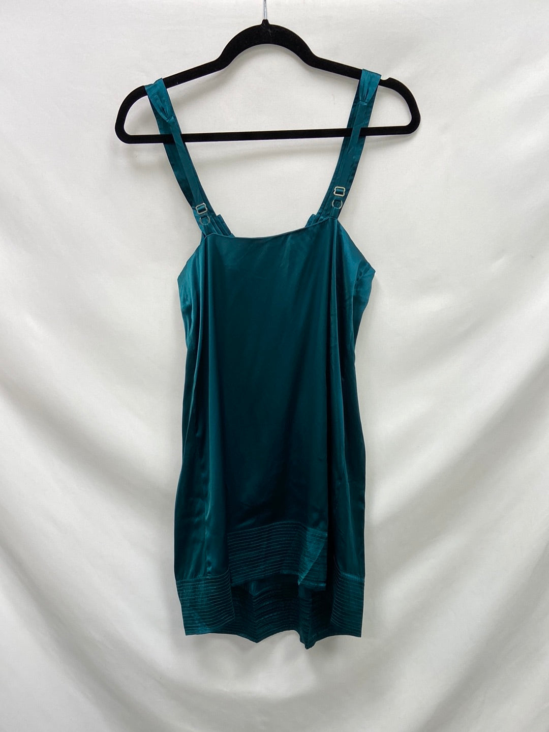 BCBG.Green satin dress T.Xs Hibuy market BCBG.Green satin dress T.Xs Hibuy market