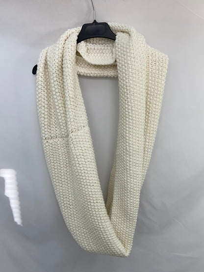 OTRAS.Cuello blanco punto oversized