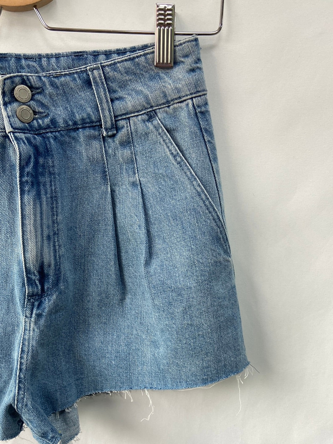 BERSHKA.Shorts denim pinzas T.36