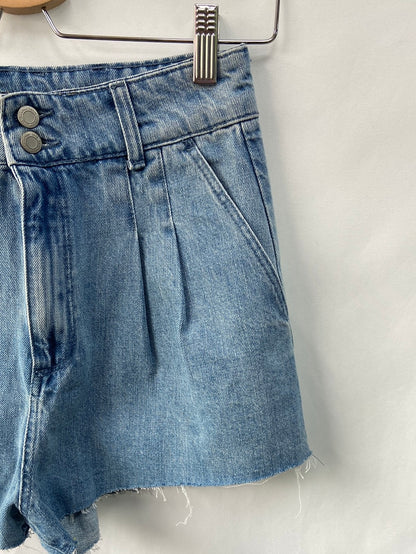 BERSHKA.Shorts denim pinzas T.36