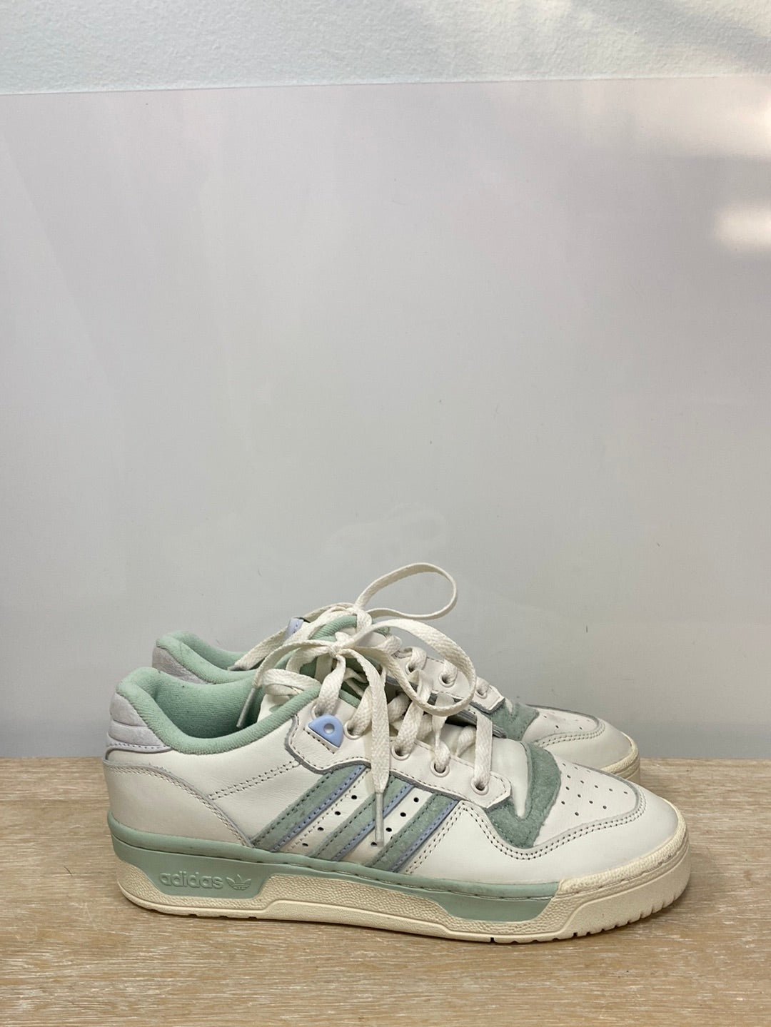 ADIDAS.Zapatillas tonos pastel T.38