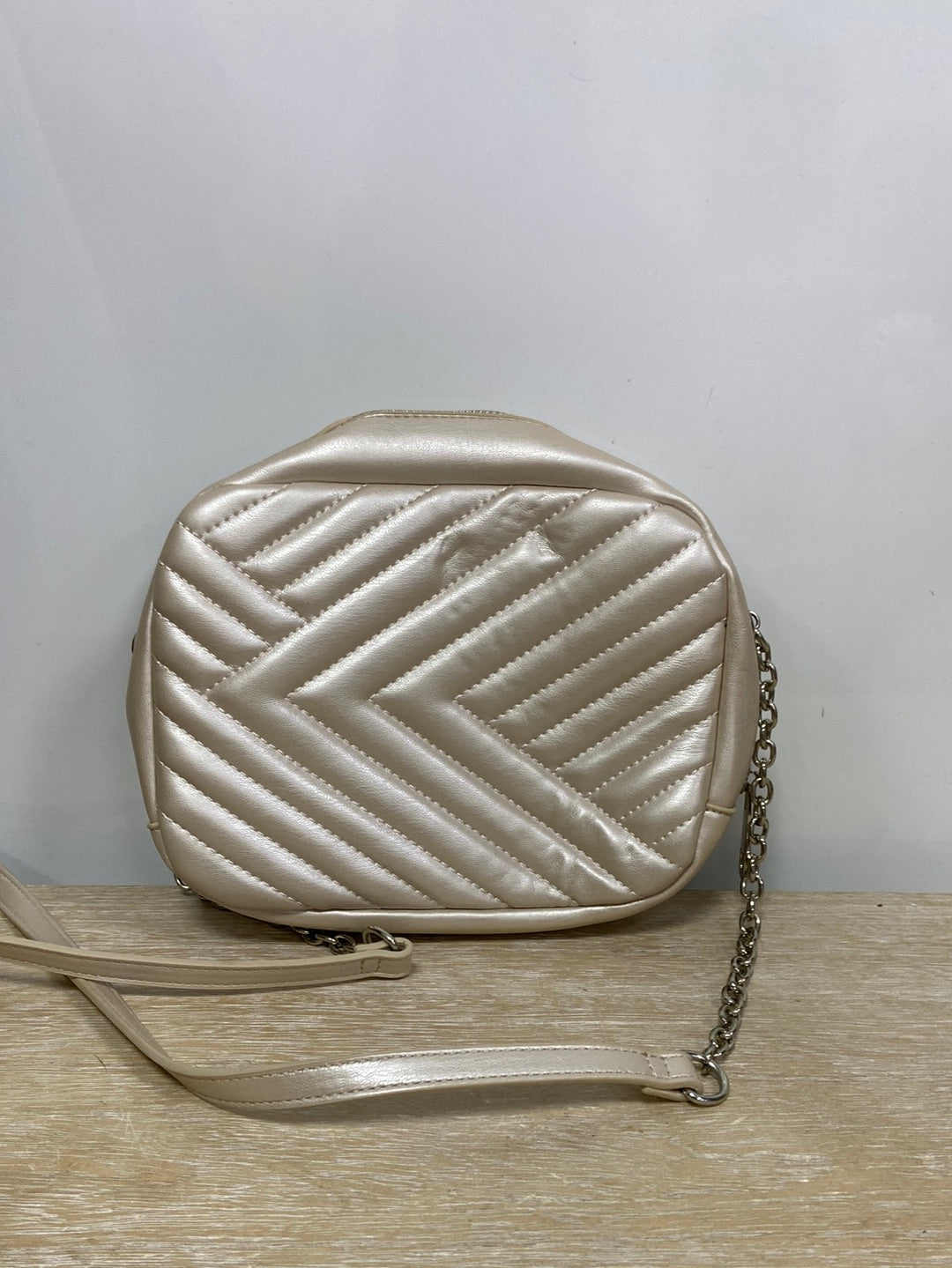 LEFTIES. Pearl-colored bag