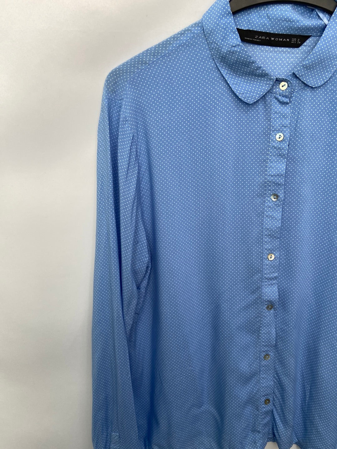 ZARA.Camisa azul lunares T.M
