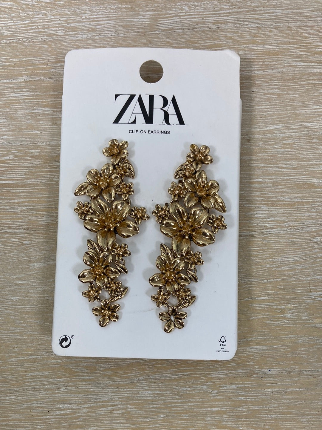 ZARA.Pendientes maxi dorados