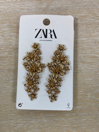 ZARA.Pendientes maxi dorados