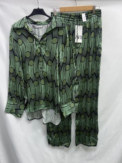 ZARA.Pantalones fluidos verdes T.S