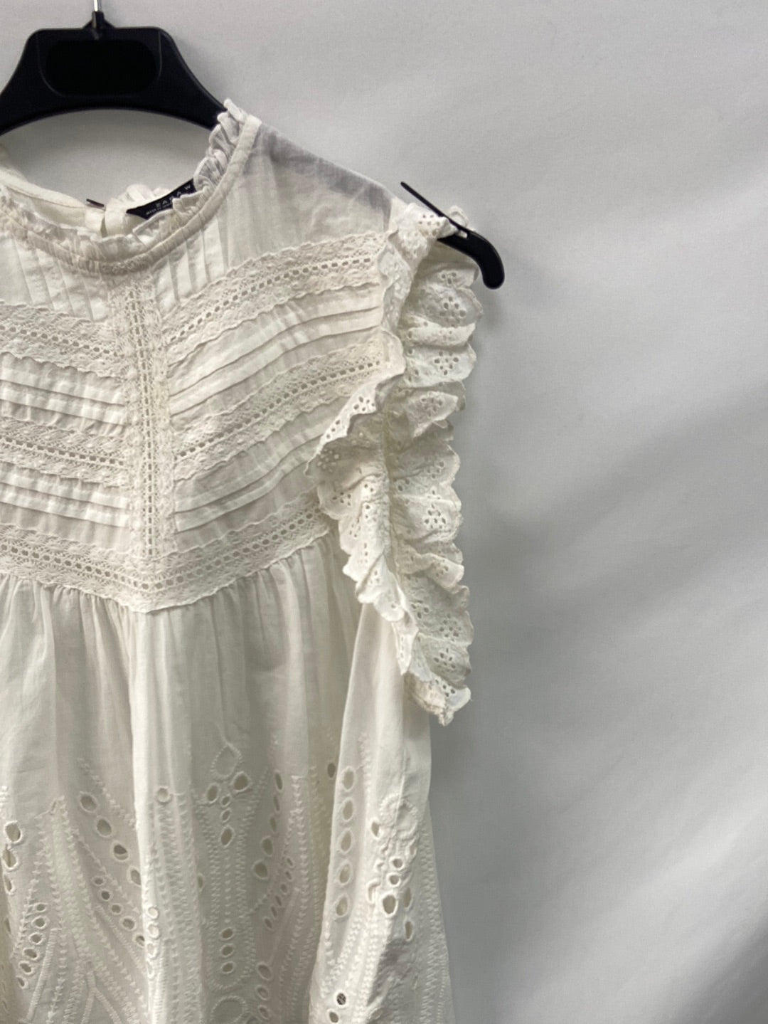 ZARA.Blusa blanca encaje troquelada T.s