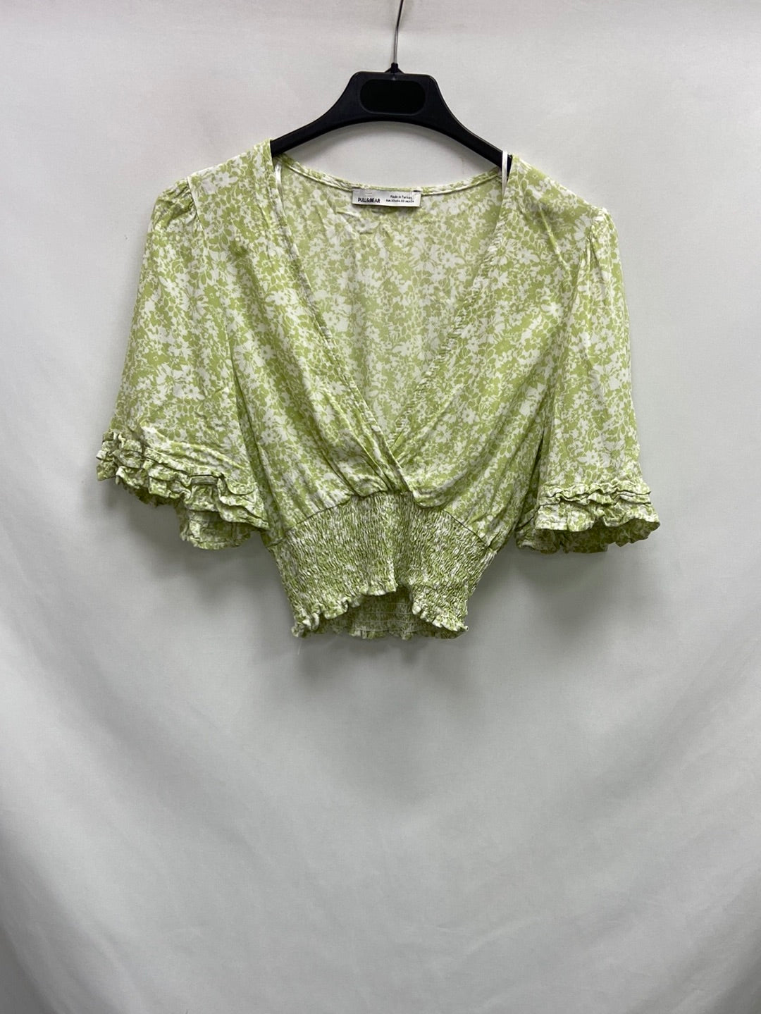 PULL&BEAR.Top cortito verde flores T.XS