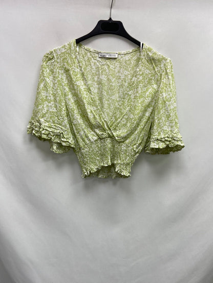 PULL&BEAR.Top cortito verde flores T.XS