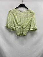 PULL&BEAR.Top cortito verde flores T.XS