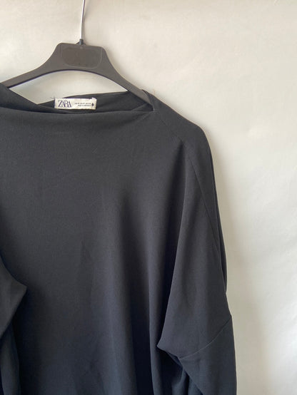 ZARA. Blusa negra oversized asimétrica T.m