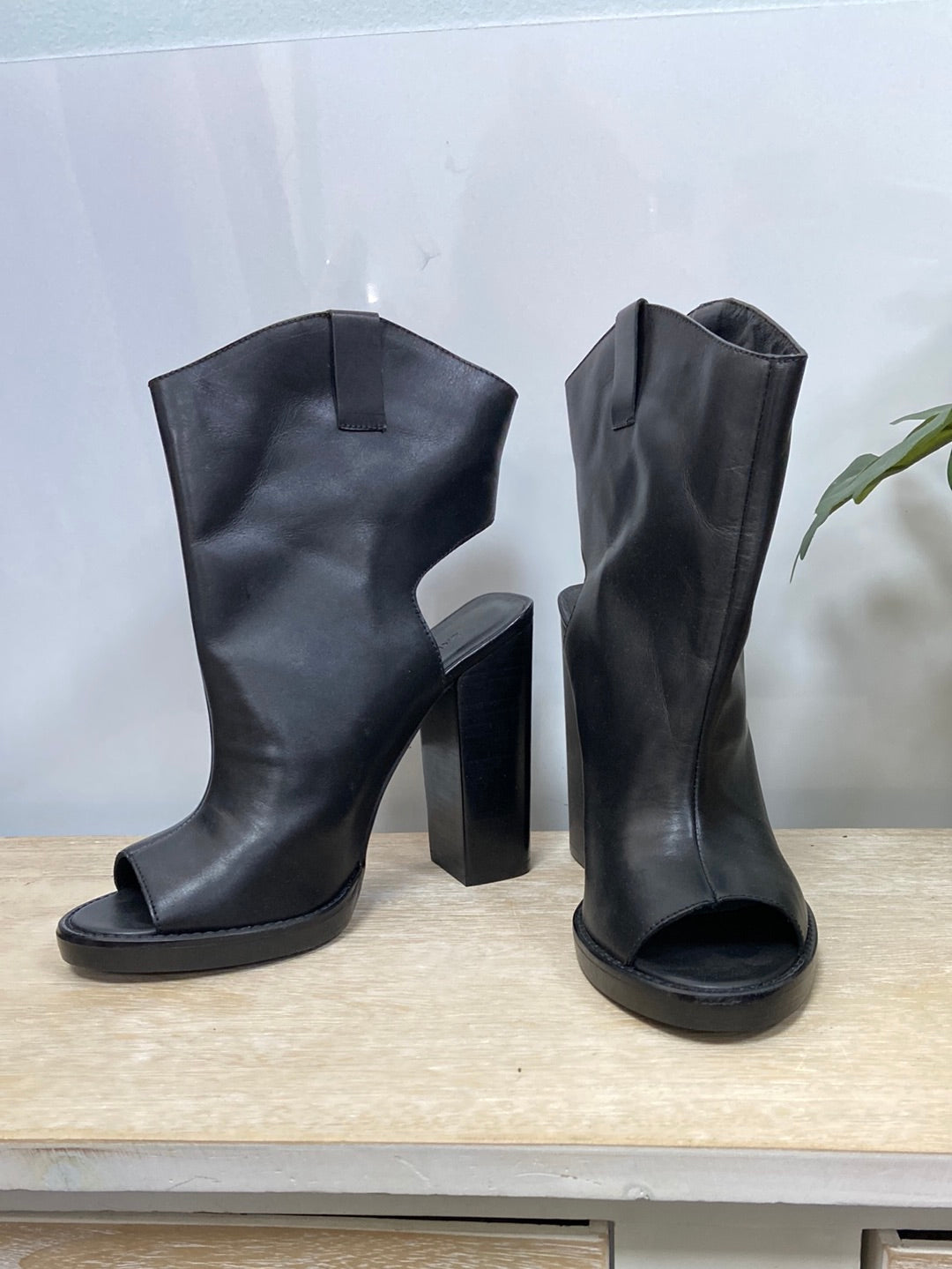 ZARA. Botin negro tacon talón descubierto T.40