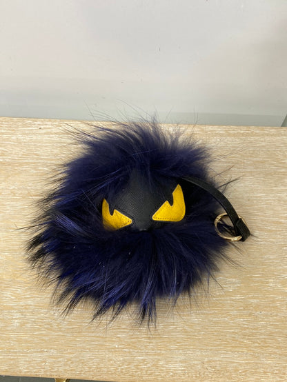 OTRAS. Llavero pelo azul