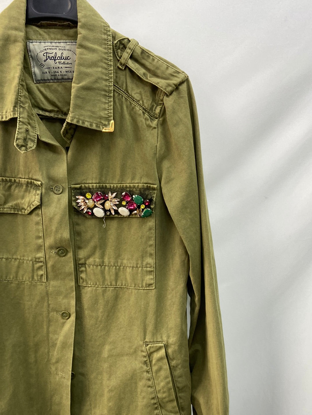ZARA. sobrecamisa verde abalorios T.s