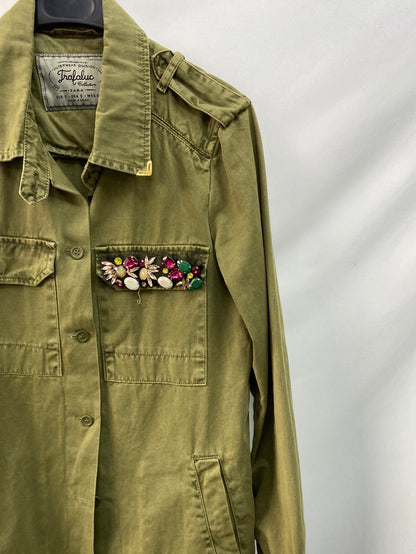 ZARA. sobrecamisa verde abalorios T.s