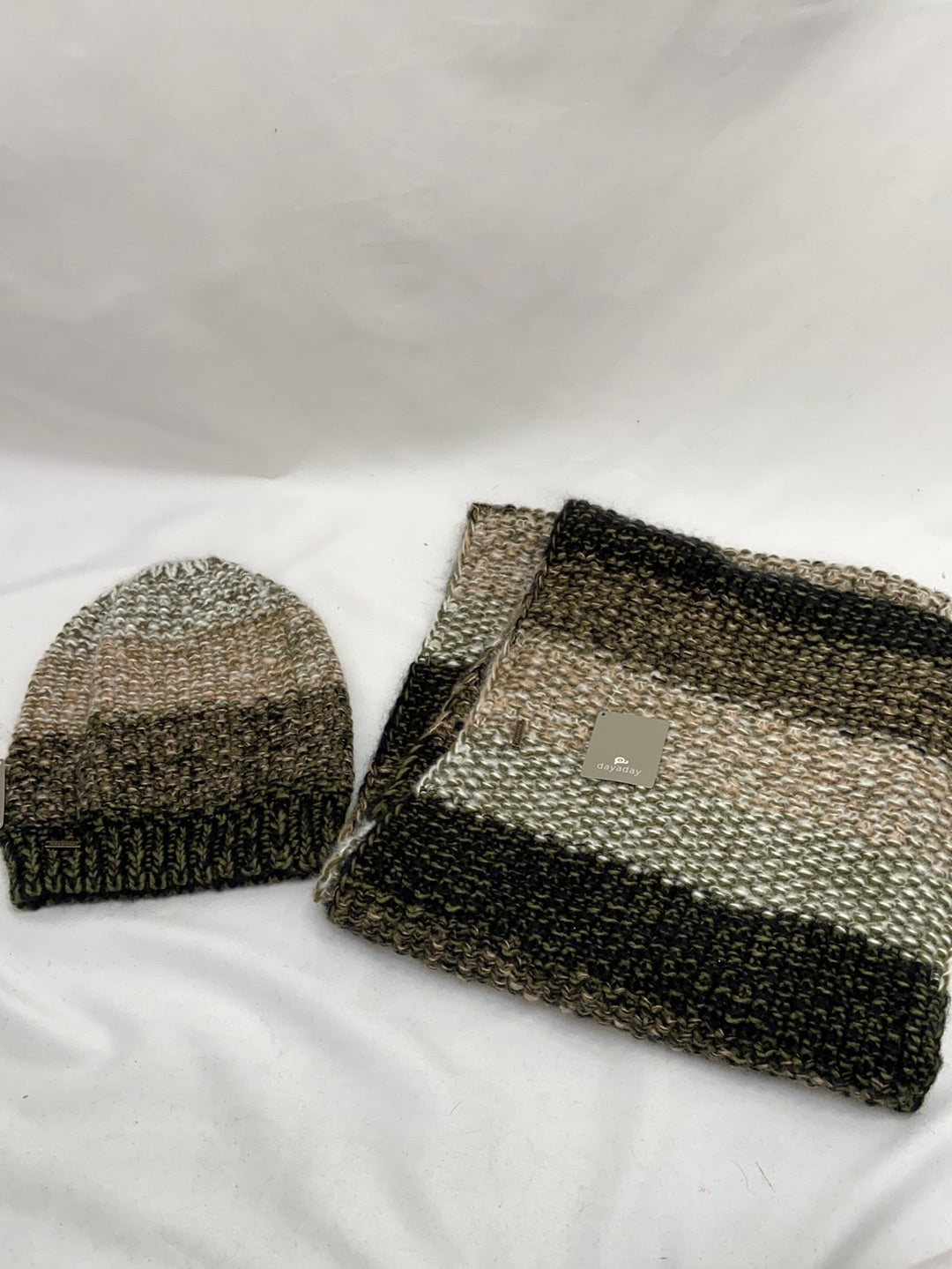 DAY A DAY. Conjunto gorro y cuello