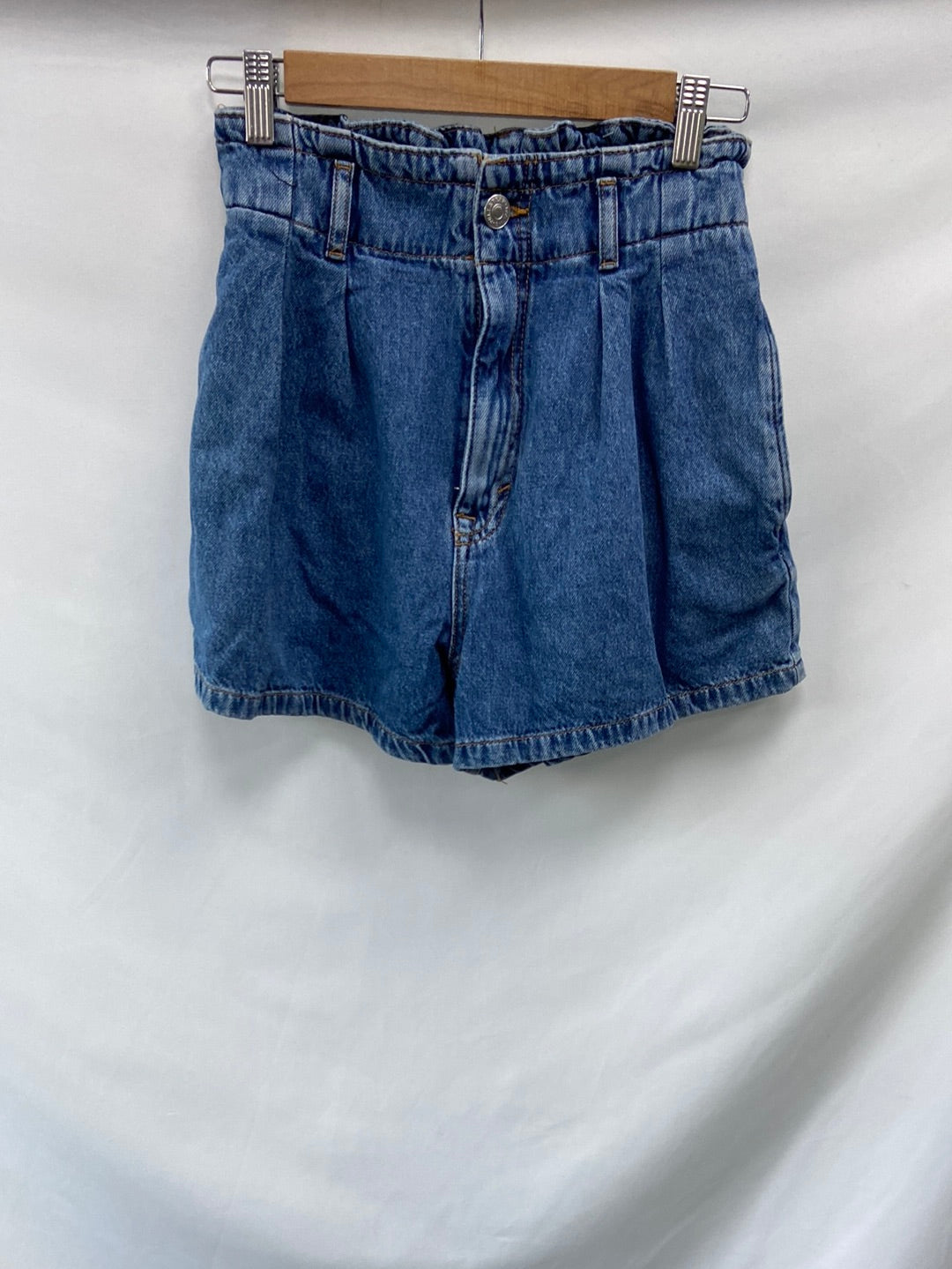 PULL&BEAR.Shorts estilo paperback  T.M